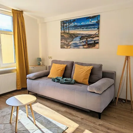 Blekitny Wieloryb Przy Plazy, Molo, Idealny Dla Podroznikow