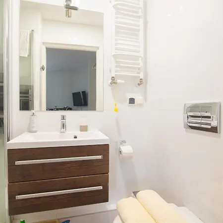 Blekitny Wieloryb Przy Plazy, Molo, Idealny Dla Podroznikow *