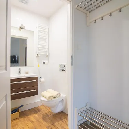 Blekitny Wieloryb Przy Plazy, Molo, Idealny Dla Podroznikow